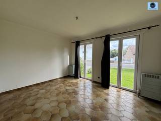 <p><span>SEMI-DETACHED HOME WITH 3 BEDROOMS, GARDEN, AND GARAGE</span></p><p><span>Asking price: 330,000 euros</span></p><p><span> </span></p><p><span>This home is ideally located near public transportation and schools.</span></p><p><span>The home has the following layout: </span></p><p><span>- Entryway with separate toilet, bathroom with tub and double sink, 2 bedrooms, and an office space.</span></p><p><span>- You’ll also find the living room, dining area, and kitchen.</span></p><p><span>- At the rear of the home is a balcony with access to the large garden.</span></p><p><span> </span></p><p><span>On the first floor, there is another bedroom with potential for expansion.</span></p><p><span> </span></p><p><span>The house has a full basement and a one-car garage.</span></p><p><span>There is a spacious driveway on the side of the house.</span></p><p><span> </span></p><p><span>The house is heated by oil-fired central heating and features PVC double-glazed windows.</span></p><p><span> </span></p><p><span>For more information or to schedule a visit, call Louis at 0472 29 25 04 or send an email to <span>louis@svena.be</span></span></p><p><span> </span></p><p><span>Urban planning extract/information upon request!!</span></p><p><span> </span></p><p><span>This information is provided for informational purposes only, and we cannot be held liable for any inaccuracies.</span></p><p><span>The living area is provided for informational purposes only.</span></p><p><span> </span></p><p><span> </span></p>