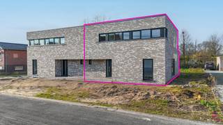 <p>Bij ImmoFusion 7/7 “open huis” : klik op onze 3D-TOUR.<br />Ervaar vastgoed alsof je er zelf doorloopt!<br /><br /></p>
<p>In een rustige en groene woonomgeving bevindt zich deze moderne, uiterst energiezuinige nieuwbouwwoning met een totale bruto-oppervlakte van 215 m². Dankzij de indrukwekkende gevelbreedte van maar liefst 10 meter en een bouwdiepte van 10 tot 12 meter geniet u hier van een uitzonderlijk ruimtelijk woongevoel.<br />Bovendien wordt deze woning verkocht onder het stelsel van registratierechten en niet onder BTW, wat een aanzienlijk financieel voordeel kan betekenen!<br /><br /></p>
<p>De woning werd afgewerkt met kwalitatieve materialen en beschikt over 5 slaapkamers. Voor extra wooncomfort zijn zowel de leefruimte als de master bedroom uitgerust met airconditioning.<br /><br /></p>
<p>Op het gelijkvloers vindt u een aparte bureauruimte van circa 14,5 m², ideaal voor thuiswerk, een vrij beroep of het ontvangen van klanten. De ruime leefruimte met open keuken (ongeveer 60 m²) baadt in het natuurlijke licht dankzij de grote raampartijen. De volledig ingerichte keuken sluit naadloos aan op een praktische berging van ongeveer 9 à 10 m², die eveneens toegang biedt tot de inkomhal en het gastentoilet.<br /><br /></p>
<p>Op de eerste verdieping bevinden zich vijf slaapkamers met oppervlaktes variërend van ongeveer 8,16 m² tot 24,36 m². Daarnaast is er een stijlvolle badkamer van circa 12,4 m², uitgerust met zowel een ligbad als een inloopdouche.<br /><br /></p>
<p>Ook buiten is het aangenaam vertoeven. Het zonnige terras en het ruime tuinhuis van 3 x 4 meter vormen de perfecte plek om te ontspannen en te genieten van het buitenleven.<br /><br /></p>
<p>De woning is uitgerust met alle moderne en duurzame voorzieningen, waaronder een warmtepomp, zonnepanelen, een ventilatiesysteem type D en een regenwaterput van 10.000 liter. Hierdoor voldoet ze volledig aan de huidige energie- en duurzaamheidsnormen en bent u verzekerd van een comfortabele en toekomstgerichte woonervaring.<br /><br /></p>
<p><strong>Pluspunten</strong></p>
- Moderne en energiezuinige nieuwbouwwoning<br />- Verkoop onder registratierechten (geen btw)<br />- Vijf slaapkamers<br />- Afzonderlijke bureauruimte, ideaal voor thuiswerk of zelfstandige activiteit<br />- Ruime en lichtrijke leefruimte met open keuken<br />- Airconditioning in de leefruimte en master bedroom<br />- Zonnig terras met ruim tuinhuis<br />- Warmtepomp, zonnepanelen en ventilatiesysteem type D<br />- Regenwaterput van 10.000 liter<br />- Instapklaar en klaar voor de toekomst<br />
<p><br />Maatregelen opgenomen in het Maatregelenregister: nee</p>
<p></p>
<p>Voor een bezichtiging ter plaatse of meer info, bel ons op 078/78.78.70, of kom gewoon binnen op ons kantoor — steeds welkom bij ImmoFusion!</p>