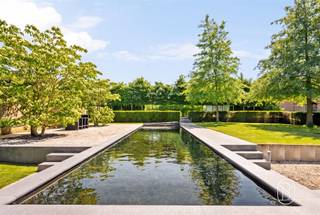 <p>TE KOOP: Ruime en energiezuinige villa met zwemvijver in Sint-Eloois-Winkel!<br /><br />Deze instapklare en uitstekend onderhouden woning is gelegen in Sint-Eloois-Winkel, op een centrale locatie met vlotte bereikbaarheid en nabij alle voorzieningen.<br /><br />De woning, gebouwd in 2011, bevindt zich op een ruim perceel van 1.688 m² en beschikt over een bewoonbare oppervlakte van ca. 393 m². Dankzij de doordachte indeling, kwalitatieve afwerking en talrijke troeven biedt deze eigendom alle comfort voor wie op zoek is naar ruim en aangenaam wonen.<br /><br />INDELING:<br />Op het gelijkvloers bevinden zich een ruime leefruimte (met bar), volledig uitgeruste leefkeuken van 26 m², bureauruimte, praktische was-/bergruimte met douche en garage met sectionale poort. Op de verdieping zijn er vier slaapkamers en een badkamer aanwezig (vrijstaand ligbad en inloopdouche). Daarnaast beschikt de woning over een ruime zolder van ca. 50 m², die reeds is ingericht als vijfde slaapkamer.<br /><br />Buiten geniet u van een prachtig aangelegde (2014) zuidgerichte tuin van ca. 800 m² met ruim terras van 60 m², verwarmde zwemvijver met warmtepomp, overdekte buitenbar en tuinberging — ideaal voor ontspanning en gezellige momenten met familie en vrienden.<br /><br />Deze eigendom is ideaal voor gezinnen of wie op zoek is naar een ruime, energiezuinige woning met hoogwaardige afwerking en uitstekende buitenbeleving.<br /><br />Wat maakt deze eigendom uniek?<br />♦ bewoonbare oppervlakte van ca. 393 m²<br />♦ ruim perceel van 1.688 m²<br />♦ vijf volwaardige slaapkamers<br />♦ bureauruimte ideaal voor thuiswerk<br />♦ zuidgerichte tuin met verwarmde zwemvijver<br />♦ ruim terras en overdekte buitenbar<br />♦ vloerverwarming en dubbele beglazing<br />♦ energiezuinige woning (zonnepanelen)<br />♦ achteraan het perceel mag nog een bijgebouw geplaatst worden (wachtbuizen liggen klaar)<br />♦ regenwater aangesloten (2 x 10.000 liter)<br /><br />Interesse in deze ruime gezinswoning met tal van troeven?<br />Contacteer ons vandaag nog: charlotte@immobeguin.be</p>