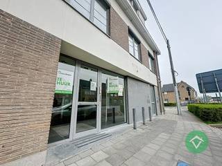 Op zoek naar een veelzijdige en instapklare commerciële ruimte? Deze eigendom in Vleteren biedt een professionele setting met tal van...