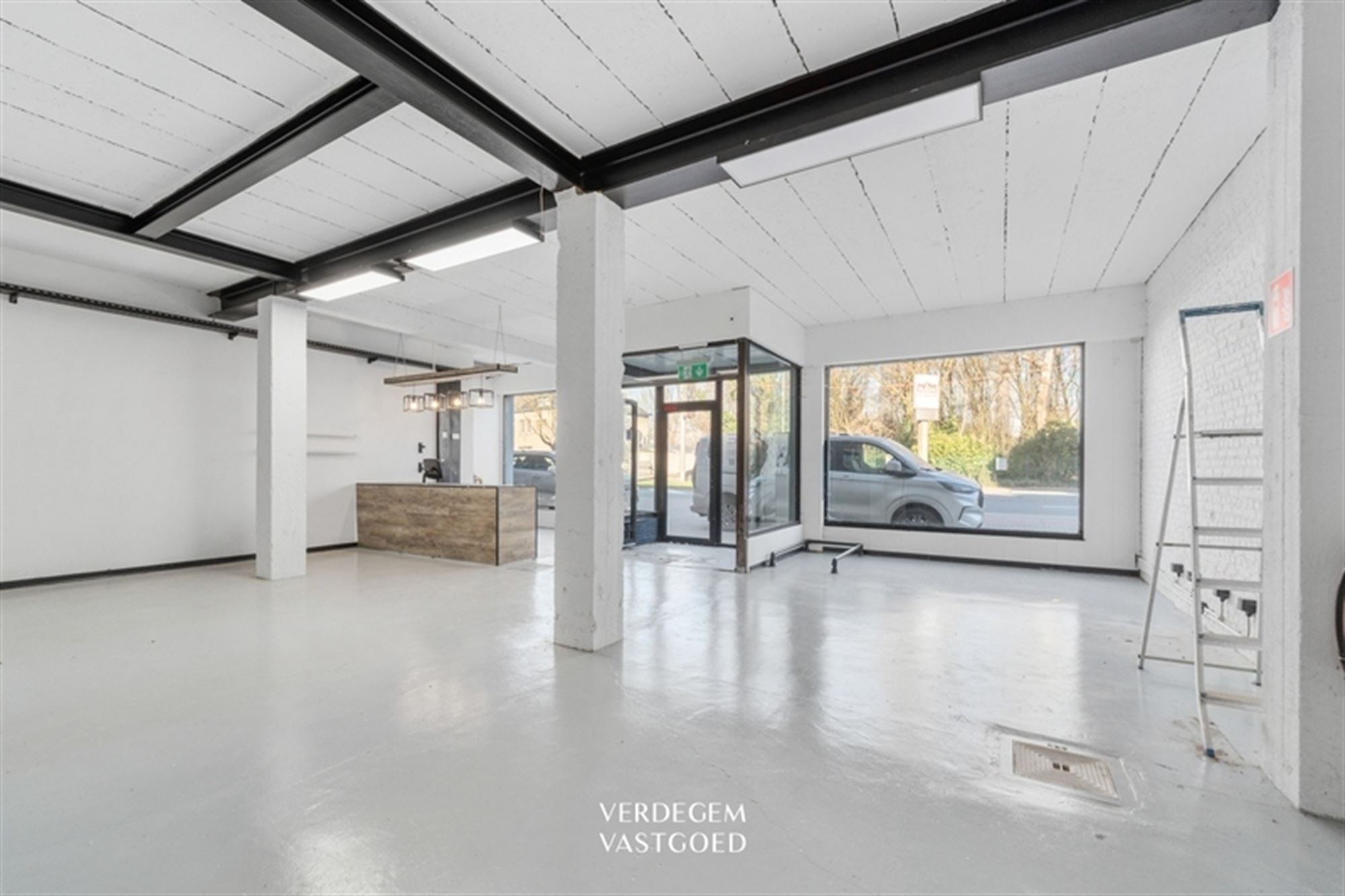 Handelsruimte (284m²) met zonnig appartement (100m²) op strategische ligging - foto 5