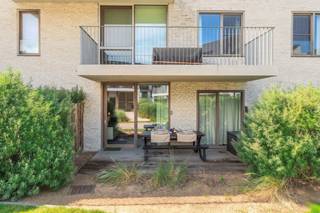 Schitterend gelijkvloers appartement met een slaapkamer en zonneterras te koop in Westende, Vakantiestraat 4A, in de recente Residentie West Bay (2022)! U bevindt zich vlak bij het strand, Westende-Bad en Westende-Dorp.<br /><br />Indeling:<br />- inkomhall met ingebouwde vestiairekast<br />- apart toilet<br />- lichtrijke leefruimte met toegang tot het terras<br />- open geïnstalleerde keuken voorzien van o.a. kookplaat met dampkap, vaatwas, koelkast met vriesvakje en combi-oven<br />- ruim zongericht terras<br />- badkamer met douche en lavabo<br />- ruime slaapkamer<br /><br />Troeven:<br />- ideale locatie vlakbij zee en strand!<br />- recent bouwjaar (2022)<br />- rustig domein (autoluw)<br />- EPC label A!<br />- conforme elektrische installatie<br />- kwalitatieve materialen<br />- mogelijkheid tot gebruik natuurzwembad<br />- handelszaken in de onmiddellijke omgeving<br /><br />Interesse in dit recent één slaapkamer appartement gelegen op de gelijkvloerse verdieping van de jonge residentie West Bay te Westende? Contacteer ons kantoor voor uw plaatsbezoek!<br /><br />Bestuursmaatregelen in het maatregelenregister: nee