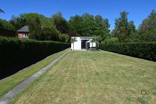 Charmante gelijkvloerse woning met zonnige tuin.Deze instapklare gelijkvloerse woning van 105 m² combineert comfort, rust en een praktische indeling...