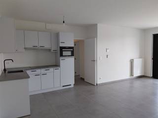 <p><span><strong>Vraag uw bezoek aan via info@optimusvastgoed.be!</strong></span><br /><span><strong>TE HUUR: Appartement met 2 slaapkamers te Boekt! </strong></span><br /><span>Dit appartement is gunstig gelegen in de vernieuwde dorpskern van Boekt, met allerhande faciliteiten op enkele minuten verwijderd. Ook de autosnelwegen zijn op enkele minuten rijden. </span><br /><span>Het appartement bevindt zich op de eerste verdieping en beschikt over een ondergrondse staanplaats. Verder is het appartement voorzien van een ruime woonkamer met terras, een open keuken, berging, badkamer met inloopdouche en wastafel, een apart toilet en 2 slaapkamers. </span><br /><span><strong>Ligging:</strong></span><br /><span>Het appartement is gelegen op een rustige locatie in het centrum van Boekt. Allerhande voorzieningen én de autosnelweg bevinden zich op enkele minuten afstand.</span><br /><span><strong>Indeling: </strong></span><br /><span>Inkom, toilet, 2 slaapkamers, badkamer, berging, woonkamer met terras, open keuken. </span><br /><span><strong>Troeven: </strong></span><br /><span>- Rustige Ligging! </span><br /><span>- Alle faciliteiten vlakbij! </span><br /><span>- Modern appartement! </span><br /><span>- Gunstig EPC!</span><br /><span><strong>EPC A met certificaatnummer: 71070-G-2014_22610/EP12733/B001/D01/SD010</strong></span><br /><span><strong>Gemeenschappelijke kosten: € 75 per maand zonder jaarlijkse afrekening</strong></span><br /><span><strong>Onmiddellijk beschikbaar!</strong></span></p>