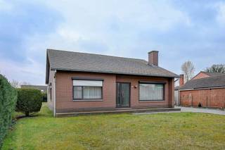 Gelijkvloerse, goed onderhouden woning op een ruim en breed perceel, strategisch gelegen nabij het centrum van Zolder en met vlotte aansluiting op...