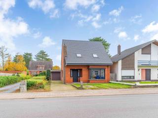 Knusse gerenoveerde woning in Dessel.Deze woning is ideaal gelegen dichtbij de slager, bakker, supermarkten en school in het centrum van Dessel.De...