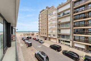 PRACHTIG GERENOVEERD 2-SLAAPKAMERAPPARTEMENT (85M²) MET 2 TERRASSEN EN ZIJDELINGS ZEEZICHT MEER INFO: https://www.immo2life.be/nl/te-koop?view=detail&amp;id=1274 Dit stijlvol gerenoveerd appartement met 2 slaapkamers gelegen op de 2de verdieping van de residentie "Orfeo" geniet van een aangenaam zijdelings zeezicht en bevindt zich op slechts enkele passen van het bruisende Rubensplein en het casino van Knokke. Een uitstekende ligging vlakbij de zee, winkels, restaurants en alle voorzieningen.Het energiezuinig appartement (EPC 140 kWh/(m²jaar), EPC label B) werd recentelijk (2023) gerenoveerd en bevindt zich in een perfecte staat. Alle gerenoveerde materialen zijn high quality en minimalistisch uitgezet in functie van ruimtebeleving en feelgood.Het appartementsgebouw onderging een volledige metamorfose: nieuwe voorgevel (2020), vernieuwde terrassen (voor- en achteraan) met nieuwe balustrades (vooraan), vernieuwing liften (2023), isolatie dak, vroegere conciërgerie wordt ingericht als gemeenschappelijke fietsenberging (reeds betaald door VME) en de gemeenschappelijke inkomhal werd volledig vernieuwd (2026). Bovendien is de elektriciteit in het appartement conform de AREI-normen tot en met 28 september 2047. De indeling is als volgt: inkomhal met vestiaire en apart gastentoilet, lichtrijke woon- en eetkamer met zijdelings zeezicht en toegang tot het terras via het schuifraam, volledig ingebouwde open keuken voorzien van alle toestellen (Miele) aansluitend op de leefruimte, nachthal, praktische berging met aansluiting voor wasmachine en 2 volwaardige slaapkamers voorzien van ingemaakte kasten, beide geschikt voor een dubbel bed en elk voorzien van een eigen ingerichte badkamer (met (inloop)douche en wastafel). De master bedroom biedt toegang tot een 2de zongericht terras met praktische buitenberging. In de kelderverdieping bevindt zich een privatieve kelder en op het gelijkvloers is er een gemeenschappelijke fietsenberging.Mogelijkheid tot overname van de meubels.
