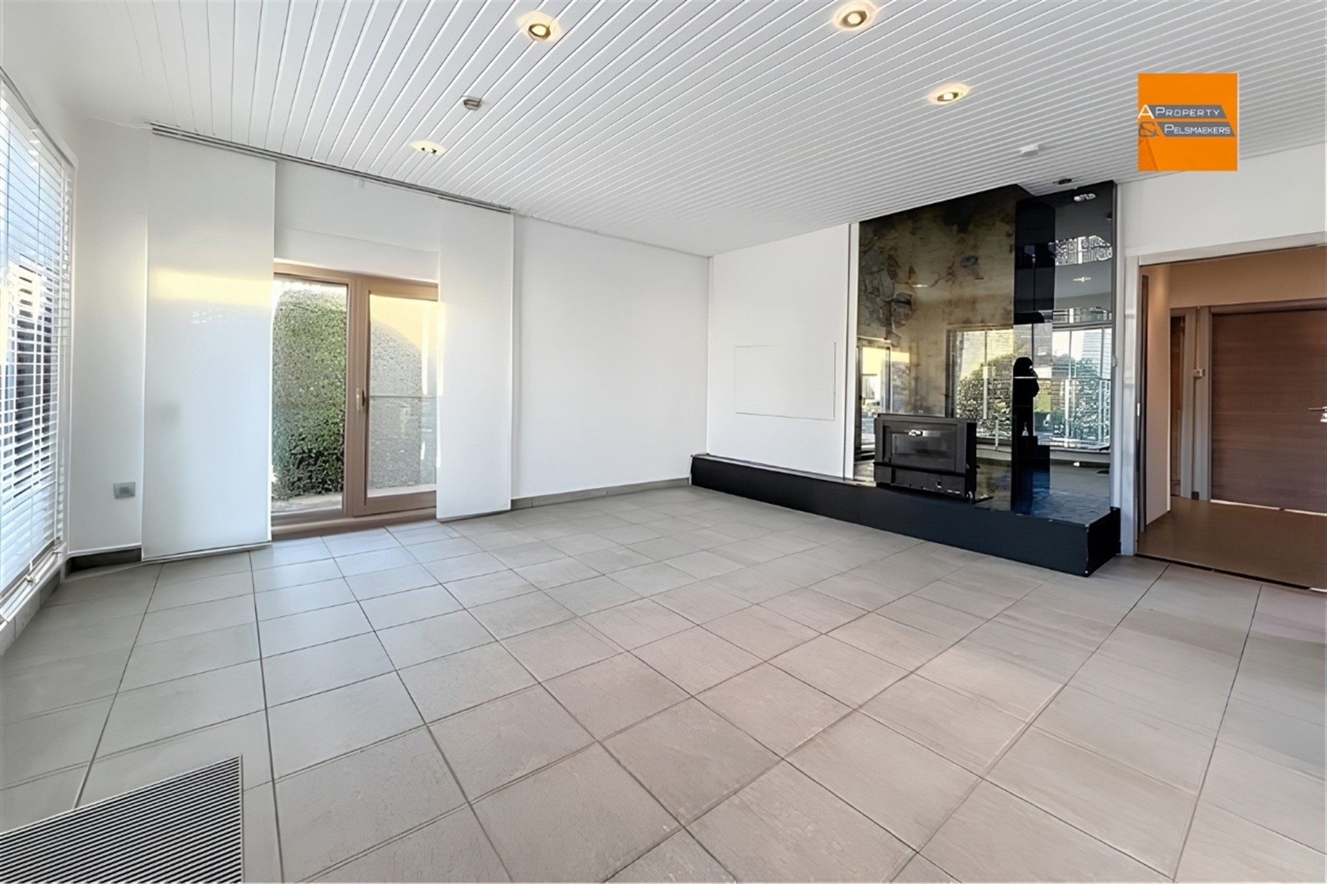 Spacious home with a large garden, located in a quiet, family-friendly neighbourhood. - photo 5