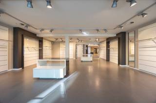 Groot winkelpand van 365 m² op prima ligging in de Zandstraat in Herentals met kelder en atelier/stockageruimte op de verdiepingen.Ligging: de...