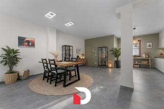 Deze recente (her)nieuwbouwwoning ('2020) is gelegen op een bijzonder rustige locatie rond een afgesloten binnenplein "Hanzenhof" genaamd en dit in centrum Brugge op een steenworp van de Brugse Vesten en Molens. Deze ligging is erg strategisch vanwege de vlotte bereikbaarheid tot de binnenring, in de nabijheid van winkels, scholen, horeca, openbaar vervoer, etc. Het huis is verrassend RUIM en zeer compleet vanwege de rationele indeling, de leuke vloei tussen de leefruimtes, de ruime slaapkamers, ...<br />De woning werd als volgt ingedeeld: inkom met ingemaakte vestiaire, wc, grote lichtrijke doorzonleefruimte van maar liefst 59 m² bestaande uit een open en voll. ingerichte leefkeuken (inbouwtoestellen), een eethoek en salonruimte. 1e verd : 3 ruime slk'ers (12m², 17m² en 11m²), een apart toilet en een badk. : een dubbele lavabo, inloopdouche en een wasruimte. 2e verd : is toegankelijk via een wenteltrap waarbij op het platte gedeelte van de woning een dakterras gecreëerd werd van 21m². Van hierop geniet je prachtige open 360° zichten over de omgeving en de skyline van Brugge. De woonst is volledig onderkelderd. Deze kelder heeft een omvang van maar liefst 83m²! Deze omvangrijke en open ruimte werd voorzien van vloerverwarming en kan dienst doen als polyvalente ruimte / hobbyruimte / bureelruimte/ fitnessruimte/... . De woonst beschikt naast het dakterras ook nog over een gezellige stadskoer. Voor de woonst is een fietshaak voorzien en er is een overdekte gemeenschappelijke fietsenstalling op de site. Er bestaat de mogelijkheid om een bovengrondse staanplaats aan te kopen t.w.v € 35.000,-<br />De woonst is volledig aangepast aan het hedendaagse wooncomfort: oa. een condenserende gaswandketel gekoppeld aan vloerverwarming, hoogrendementsbeglazing, isolatie in het dak/muren/vloeren (PUR), zonnepanelen, een regenwaterput 5.000l, etc. Dit alles resulteert in een gunstig E-Peil van 43 met een label A!! Contacteer ons snel voor meer informatie over dit fantastische eigendom en/of het inplannen van een bezoek.