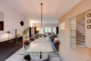 <p><span>Toffe gezinswoning met 4 slaapkamers, 2 badkamers, garage en tuin centraal gelegen te Brasschaat.</span></p><p><span> </span></p><p><span>De beste combo van twee werelden: rustig wonen in een groene omgeving met alle dagelijkse voorzieningen binnen handbereik. </span></p><p><span>Welkom in deze verrassend ruime en veelzijdige gezinswoning aan de Van De Wiellei 85 in Brasschaat. </span></p><p><span>Een woning die comfort, ruimte en flexibiliteit perfect combineert, ideaal voor gezinnen, inwonende familie of zelfstandigen die wonen en werken willen verenigen.</span></p><p><span> </span></p><p><span>Via de inkomhal met stijlvolle draaitrap betreedt u de woning. Op het gelijkvloers bevinden zich een inpandige garage met plaats voor (bak)fiets(en) en een atuo met een extra parkeerplaats voor de deur, een wasberging, berging en apart toilet. Verder vindt u hier een ruime slaapkamer, met groot schuifraam naar de tuin, dressing en een eigen badkamer voorzien van wastefel en douche. </span></p><p><span>Deze verdieping leent zich perfect voor inwonende familie, een tiener die graag wat meer privacy heeft of ouders die comfortabel gelijkvloers willen slapen.</span></p><p><span> </span></p><p><span>Op de eerste verdieping met extra gastentoilet en vestiaire geniet u van een royale en lichtrijke leefruimte met aansluitend de cosy keuken.</span></p><p><span>Van hieruit heeft u toegang tot het zonnige terras, dat via een trap rechtstreeks verbonden is met de tuin. </span></p><p><span>Een heerlijke plek om te ontspannen, te genieten van het buitenleven of gasten te ontvangen.</span></p><p><span>De tweede verdieping biedt nog eens drie volwaardige slaapkamers, een extra dressing en een ruime badkamer uitgerust met dubbele wastafel, douche én ligbad. </span></p><p><span>Bovendien beschikt de woning over een praktische bergzolder voor extra opslagruimte.</span></p><p><span> </span></p><p><span>Ook voor zelfstandigen biedt deze woning tal van mogelijkheden. Het gelijkvloers kan perfect ingericht worden als praktijkruimte, kantoor of bureau, terwijl het gezinsleven volledig gescheiden en ongestoord verder kan verlopen op de twee bovenliggende verdiepingen.</span></p><p><span> </span></p><p><span>Troeven op een rij:</span></p><ul><li><span>4 slaapkamers</span></li><li><span>2 badkamers</span></li><li><span>Inpandige zeer grote garage </span></li><li><span>Extra parkeerplaats voor de deur</span></li><li><span>Zonnig terras en tuin</span></li><li><span>Bergzolder</span></li><li><span>Ideaal voor inwonende familie</span></li><li><span>Perfect combineerbaar met een zelfstandige activiteit</span></li></ul><p><span> </span></p><p><span>Kortom, een woning die werkelijk alles heeft: ruimte, comfort, flexibiliteit en een uitstekende indeling voor verschillende woonbehoeften.</span></p><p><span> </span></p><p><span>Interesse? Contacteer ons vandaag nog op 036466655 of <span>sofie@sinjoor.be</span></span><span> voor een bezoek en ontdek zelf de vele mogelijkheden van deze woning!</span></p><p><span><span>sofie@sinjoor.be</span></span><span> of 03/646.66.55</span></p>