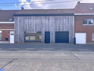 Energiezuinige woning op centrale locatie bestaande uit een bureelruimte, ruime berging/polyvalente ruimte, gezellige leefruimte met eet- en...