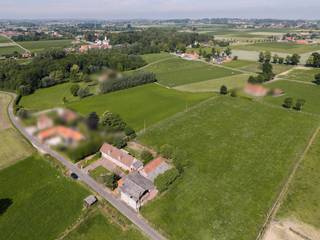 Bent u op zoek naar een karaktervolle eigendom met enorm veel potentieel in een oase van rust? Deze prachtig gelegen hoeve met bijgebouwen en weilanden te koop in Kerkhove (Avelgem) biedt u een unieke kans. Gelegen op een indrukwekkend perceel van maar liefst 2,47 hectare, is dit de droomlocatie voor wie houdt van landelijk en groen wonen.<br /><br />De woning zelf is stevig gebouwd en vormt de perfecte basis voor uw renovatie- of opfrisproject. De volledige eerste verdieping kan nog volledig naar eigen smaak ingericht worden.<br /><br />Dankzij de uitgestrekte grond en de functionele bijgebouwen is dit vastgoed ideaal voor paardenliefhebbers, zelfstandigen of wie nood heeft aan extra opslag- en leefruimte.<br /><br />INDELING<br /><br />Inkomhal met toilet - living en leefruimte - keuken - veranda - tuin - slaapkamer 1 - badkamer - slaapkamer 2 - garage - zolder <br /><br />Oude koeienstal - oude varkensstal - berging - overdekte open loods<br /><br />ALGEMEEN<br /><br />- Vrij van pacht<br />- Uitstekende ligging<br />- Schrijnwerk: hout (dubbel glas)<br />- Regenwater & grondwater<br />- Momenteel gekend als landbouwwoning<br /><br />Interesse? Maak nu jouw afspraak voor een bezoek via matisse.vandererven@dewaele.com of via 0472 18 64 20.<br /><br />Dit pand is onderworpen aan de renovatieverplichting van de Vlaamse overheid voor residentiële gebouwen (behoudens bij sloop binnen 5 jaar na de aankoop). Consulteer voor meer informatie de website van het Vlaams Energie- en Klimaatagentschap via https://www.vlaanderen.be/een-woning-kopen/renovatieverplichting-voor-residentiele-gebouwen<br /><br />Bestuursmaatregelen in het maatregelenregister: nee