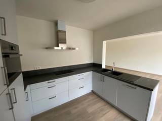 <p>Dit verzorgde appartement op de eerste verdieping is bereikbaar via de trap en verwelkomt je in een ruime inkomhal. De aangename leefruimte geniet van veel natuurlijke lichtinval en biedt voldoende plaats voor zowel een gezellige zithoek als een eetkamer.<br /><br />Aansluitend bevindt zich de volledig uitgeruste keuken met inductiekookplaat, vaatwasser en combi-oven. Achter de keuken vind je een praktische berging met aansluiting voor een wasmachine. Vooraan het appartement is bovendien een gezellig terrasje aanwezig.<br /><br />De ruime badkamer is voorzien van een inloopdouche, ligbad, dubbele lavabo en een grote spiegel. Verder beschikt het appartement over twee comfortabele slaapkamers, met achteraan toegang tot een tweede terras.<br /><br />Beschikbaar vanaf 1/08/2026<br /><br />Heb je interesse? Klik op de gele knop <strong>'IK WENS EEN BEZOEK'</strong>.</p>