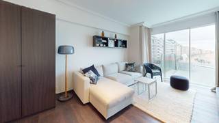 Res. Westside<br /><br />Gerenoveerde vakantiestudio gelegen op het Rubensplein met open zicht over de Zeedijk en Rubensplein. Gelegen op een derde verdieping. De studio wordt volledig gemeubeld verhuurd. Indeling: nachthall met afzonderlijke badkamer met douche, lavabo en toilet, uitgeruste keuken, woonkamer/slaaphoek. Er is een mogelijkheid om het raam volledig open te zetten op de manier wordt er een terras gecreëerd. <br /><br />Beschikbaar vanaf 1/11/2026!<br /><br /><u><strong>Huurvoorwaarden</strong></u>
<ul>
	<li>Provisie algemene kost: €50</li>
	<li>Enkel mogelijk te huren als tweedeverblijf</li>
	<li>Tweedeverblijftaks ten laste van de huurder</li>
	<li>Enkel privatieve verhuur, niet mogelijk via vennootschap</li>
	<li>3 maand huurwaarborg</li>
	<li>Kost plaatsbeschrijving 50/50</li>
	<li>Nutsvoorzieningen op naam van de huurder</li>
	<li>Huurdersverzekering verplicht</li>
</ul>
<br />Bent u op zoek naar een leuk vakantieappartement aan zee? Wacht niet langer en plan vandaag uw bezoek in. <br />Ref: GA725