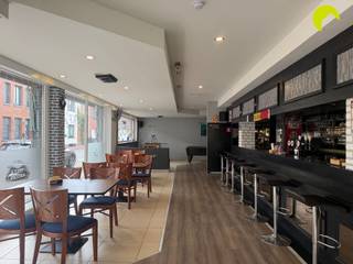 <p><span>Horecapand met café en polyvalente zaal op een uitstekende hoeklocatie</span></p><p><span>Op een aantrekkelijke hoeklocatie bevindt zich dit ruime horecapand, momenteel uitgebaat als café Infinite. Het pand beschikt over een ruime caféruimte, een aparte polyvalente zaal en een kelder met heel wat mogelijkheden voor stockage. Dankzij de hoekligging geniet het pand bovendien van een goede zichtbaarheid.</span></p><p><span>Indeling:</span><span><br />We betreden het pand via de ruime caféruimte. Hier bevindt zich een grote een toog, die het hart van de zaak vormt. In het voorste gedeelte kunnen verschillende zaken en inrichtingselementen, mits overleg, behouden blijven. Vanuit de caféruimte is er tevens toegang tot de kelder, die heel wat extra mogelijkheden biedt voor stockage.</span></p><p><span>Verder door in het café bevindt zich het speelgedeelte, waar momenteel onder andere een biljart en voetbaltafel aanwezig zijn. Achteraan vinden we een afzonderlijke ruimte die perfect kan worden ingericht als polyvalente zaal, feestzaal of extra zitruimte.</span></p><p><span>Verder beschikt het pand over een afzonderlijke sanitaire ruimte. Aan de voorzijde is er bovendien mogelijkheid om een terrasgedeelte te creëren, wat tijdens de warmere maanden een mooie extra troef vormt.</span></p><p><span>Nuttige informatie:</span><span><br />· Gemeenschappelijke kosten: geen<br />· Huurwaarborg: 3 maanden<br />· Plaatsbeschrijving: 350 euro per partij<br />· EPC: label D<br />· Onmiddellijk beschikbaar</span></p><p><span>· Horecaruimte gelegen op de hoek </span></p><p><span>· Mogelijkheid om aan de voorzijde een terras aan te leggen </span></p><p><span>· Kelder met ruime opslagmogelijkheden </span></p><p><span>· Aparte multifunctionele ruimte <br /><br /></span></p><p><span>Voor meer info of een bezoek ter plaatse, bel ons op 03-449 42 41 of mail ons via hallo@habicom.be.</span></p><p><span><br /></span><span>Benieuwd naar de waarde van jouw woning? Check het gratis op <span>www.watismijnhuiswaard.be</span></span><span> </span></p><p><span> </span></p>