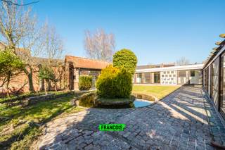 In het hart van Lichtervelde, op een centrale ligging langs de statige Astridlaan, bevindt zich deze karaktervolle doktersvilla. Deze...