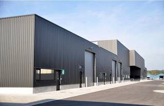 Magazijnen van 494m² te huur op de site van de voormalige meubelfabriek De Kempen, in de Industriezone van Malle. De oude gebouwen werden...