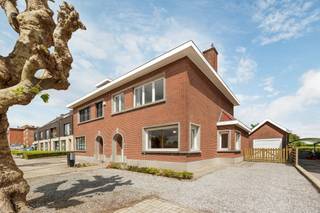 This authentic three-façade property, centrally located in Meise, has a great deal to offer. The classic brick façade, the original wooden...