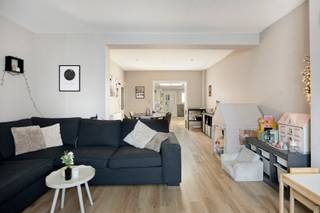 Deze instapklare woning heeft op het gelijkvloers een inkomhal, ruime woonkamer &amp; leefkeuken, bergruimte en een toilet. Op de verdieping bevindt zich de nachthal, ingerichte badkamer (voorzien van ligbad, douche &amp; toilet) en 2 slaapkamers. De zolderverdieping biedt een 3e slaapkamer en een bergruimte/dressing. Staanplaatsen voor de woning, kelder, mooi groot terras &amp; tuin aanwezig (West-georiënteerd), totale grondoppervlakte 9a58ca. Strategisch gelegen, dit nabij winkels, op wandelafstand van het station Denderleeuw of Welle of bushalte, op slechts 3 km van oprit E40. Eveneens op slechts 4,5km van centrum Aalst. Centrale verwarming met aardgas (recente brander), elektriciteit CONFORM, Epc: 331kWh/m² - D, geïsoleerde daken &amp; gevels, dubbele hoogrendementsbeglazing, regenwaterput voor o.a. toilet, buitenkraan,.., .. zijn slechts enkele van zijn vele troeven! P-score: A, G-score: A. Voor meer informatie en/of een bezichtiging: 054 23 53 83 of info@localsvastgoed.be