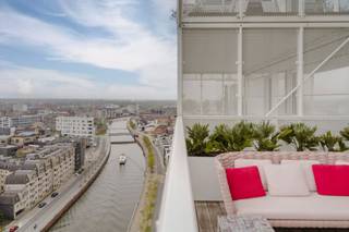 Op de 15de verdieping van de K-Tower (bouwjaar 2018) te Kortrijk bevindt zich dit fantastische appartement met een bewoonbare oppervlakte van 307 m² + 78 m² terrassen. <br />De prachtige uitzichten over de Leie en stad Kortrijk, tot aan de Kluisberg, Heuvelland of Gent, zijn alvast adembenemend! De high-end afwerking met oog voor detail en luxe, de mooie woonvolumes, de 3 terrassen, ... het zijn slechts enkele van de troeven van dit uitzonderlijk appartement!<br /><br />Dit riante appartement werd volledig op maat ingericht en afgewerkt. Tijdloze, luxueuze materialen, parketvloeren, domotica, ingebouwde verlichting, maatmeubilair en inbouwkasten, ... Deze perfectie zorgt alvast voor een uiterst luxueuze woonbeleving in het centrum van Kortrijk.<br /><br />Indeling:<br /><br />- schitterende leefruimte met groot salon en prachtige uitzichten<br />- moderne, grote eethoek met toegang tot 2 terrassen met zicht op de Leie (ZO en ZW gericht)<br />- luxueuze, hyperingerichte keuken (Vzug toestellen, koffiemachine, vaccuummachine, steamer, ...) en bijkeuken (met koelcel)<br />- ruim bureau, volledig op maat gemaakt<br />- prachtige suite met aanpalend badkamer (douche, bad en lavabo) en compleet ingerichte dressing<br />- volwaardige slaapkamer 2 en 3 <br />- badkamer 2 met lavabo en douche<br />- polyvalente ruimte (op heden als ontmoetingsruimte/bar/logeerkamer gebruikt) met toegang tot terras nr 3<br />- 2 grote bergingen op de -1 <br /><br />Optioneel bij te kopen: <br />- gesloten garagebox nr 42 van ongeveer 26 m² met directe toegang tot een berging van ongeveer 16 m².<br />- gesloten garagebox nr 43 van ongeveer 18 m².<br /><br />Neem contact op met Carl Boedts (0473/951821) of Annelies Wyseur (0497/377449) voor meer informatie over dit uitzonderlijke appartement.<br /><br /><br />Bestuursmaatregelen in het maatregelenregister: nee