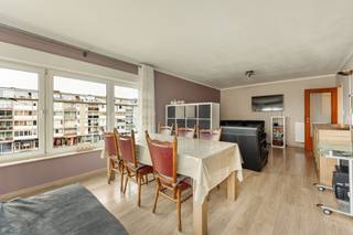 Instapklaar appartement - 3de etage met lift - 2 slaapkamers - terrasje - inclusief ruime kelder, gelegen in doodlopende straat, op wandelafstand openbaar vervoer, winkels en parkje. <br /><br />Indeling & plannen met afmetingen:https://360tool.immotools.be/sterckx/404/987/<br /><br />Beschrijving: <br />- appartement: inkomhall op laminaat, living met enkele grote raampartijen (hoekligging), keuken voorzien van kasten, electro (gaskookplaat, oven, koelkast en dampkap), enkele spoelbak & voorziening aansluiting wasmachine/droogkast, verder: 2 slaapkamers (10 & 16m2) 2de kamer met toegang tot terrasje (3m2) , verzorgde badkamer met ligbad met douchegordijn, toilet, enkele wastafel in meubel & volledig betegeld;<br />- maandelijkse lasten inclusief verwarming & water: € 334 : inhoud: water, verwarming (mazout), onderhoud lift & CV, onderhoud gang, blokpolis, syndicus. <br />- verder: ruime kelder. <br /><br />Technische info: :<br />- het gebouw dateert van 1967 en werd inmiddels gerenoveerd: het appartement afgelopen 15 jaar: keuken, badkamer, vloeren, ramen en deuren;<br />- dak: vernieuwd 2014 met isolatie : EPC D: zie attest op onze website;<br />- elektriciteit: niet conform : offerte conform maken + herkeuring conform attest: € 1320 <br />- asbestattest: geen asbest: details zie attest.
