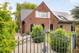 Te koop in Herseaux (Mouscron): vrijstaande villa van 289 m² op een perceel van 2.037 m², vlakbij de snelweg en de Franse grens.Deze woning valt op door haar royale ruimtes en de prachtige aangelegde tuin met vijver en uitzonderlijke bomen.Op de begane grond: inkomhal, ruime, lichte woonkamer met gashaard, ingerichte keuken, badkamer en opbergruimtes. Op de verdieping: 4 slaapkamers, waarvan één met inloopkast, badkamer met ligbad, inloopdouche en dubbele wastafel, apart toilet.De kelder bestaat uit een wijnkelder, een technische ruimte en opslagruimtes. Aparte dubbele garage met elektrische deuren en eigen parkeerplaatsen.Comfort: 32 zonnepanelen, centrale verwarming op gas, airconditioning, dubbele beglazing, gemotoriseerde rolluiken, alarmsysteem en regenwaterreservoir.EPB B: 150 kWh/m²/jaar.Ontdek deze villa met Immo Beguin!