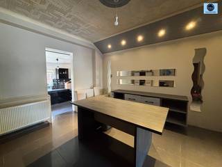 <p><span>OP TE FRISSEN WONING MET 3 SLAAPKAMERS EN TUIN</span></p><p><span> </span></p><p><span>Richtprijs: 199.000 euro</span></p><p><span> </span></p><p><span>Deze woning is gelegen in het rustige Atembeke en in de nabijheid van winkels en openbaar vervoer.</span></p><p><span> </span></p><p><span>Op het gelijkvloers treft u de inkomhal, living, eetruimte en de ingerichte open keuken.</span></p><p><span>Verder treft u nog de badkamer met douche, lavabo en toilet en de kelder.</span></p><p><span> </span></p><p><span>Op de eerste verdieping treft u 3 slaapkamers en een ruimte voor creëren van een 2de badkamer.</span></p><p><span> </span></p><p><span>Op de tweede verdieping vindt u de zolder. Deze biedt de mogelijkheid voor het creëren van 2 extra slaapkamers.</span></p><p><span> </span></p><p><span>Achteraan de woning treft u de aangename tuin en een berging.</span></p><p><span> </span></p><p><span>De woning is voorzien van dubbele beglazing in PVC en wordt verwarmd met centrale verwarming op aardgas en een houtkachel </span></p><p><span> </span></p><p><span>Ideale starterswoning !!! </span></p><p><span> </span></p><p><span>Voor meer info of bezoek bel Louis op 0472/29.25.04 of mail naar louis@svena.be</span></p><p><span> </span></p><p><span>Deze gegevens zijn louter informatief en wij kunnen niet aansprakelijk gesteld worden voor eventuele onjuistheden. </span></p><p><span>De bewoonbare oppervlakte is slechts indicatief.</span></p>