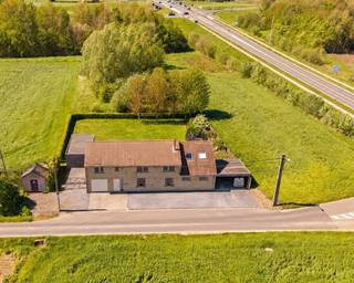 <p>Ontdek deze prachtige alleenstaande woning die ruimte comfort en licht perfect combineert. Met maar liefst 4 volwaardige slaapkamers is dit de ideale thuisbasis voor gezinnen of wie graag extra ruimte wilt.</p>
<p><strong>Indeling:</strong></p>
<p><u>Gelijksvloers:</u> inkomhal, ruime leefruimte met open keuken, ruime berging met inbouw kasten, toilet, badkamer, garage, was berging, carport, tuinhuis &amp; overdekt terras</p>
<p><u>1ste verdiep:</u> 1 slaapkamer met aansluitende dressing, apart toilet, 3 ruime slaapkamers, ruime gang met voldoende inmaakkasten.</p>
<p><strong>Troeven</strong></p>
<ul><li>alleenstaande woning</li><li>zeer ruime tuin</li><li>carport voor 2 auto's + ruime garage</li><li>zonnepanelen</li><li>goeie verbinding</li><li>Volledig gerenoveerd in 2009-2010</li><li>electriciteit 100 % conform </li><li>vooraan mooi verzicht over de velden - achteraan volledig groen</li></ul>