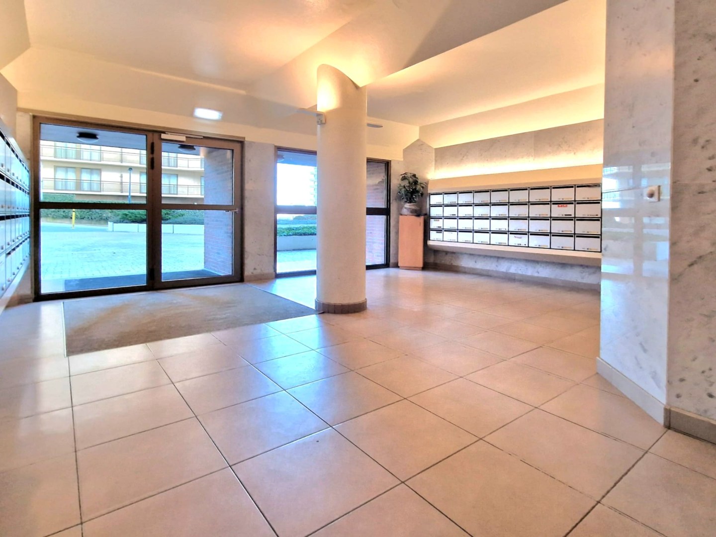 DUBBELE PARKEERPLAATS 45 &amp; 46 TE KOOP ONDER DE RESIDENTIES "ALEXANDRA + WESTHINDER + ZUIDHINDER" GELEGEN OP DE LEOPOLD I ESPLANADE TE DE PANNE - foto 5