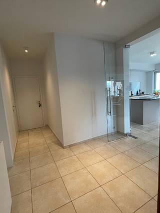 Te Sint-Amands, vlakbij wandel- en fietspaden, bieden wij U rustig gelegen, een modern instapklaar appartement te huur aan.Het appartement bestaat...