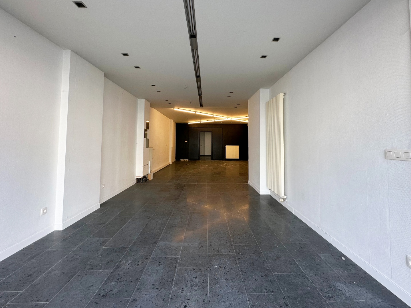 Te koop, commercieel gelegen handelspand met 2 appartementen / opbrengsteigendom in centrum Deinz - foto 2