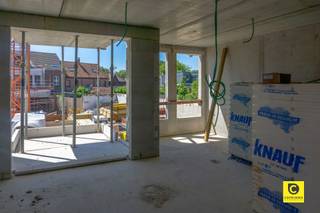<p><span>Au centre de Mortsel, le nouveau projet Evergreen prend forme !</span></p><p><span> </span></p><p><span>  Le projet comprend pas moins de 16 appartements modernes et économes en énergie, répartis sur deux bâtiments autour d'un jardin intérieur spacieux et paisible</span><span>.<br />Evergreen</span><span>est un modèle d'habitat durable et confortable, dans lequel les solutions respectueuses de l'environnement occupent une place centrale.</span><span><br />Les résidents</span><span>bénéficient ici d'un cadre de vie tourné vers l'avenir, qui allie parfaitement innovation et qualité de vie.</span></p><p><span> </span></p><p><span>Cet appartement de deux chambres à coucher, d'une superficie d'environ 106 m², est situé au premier étage du bloc A sur la Liersesteenweg 212 à Mortsel.</span></p><p><span> </span></p>