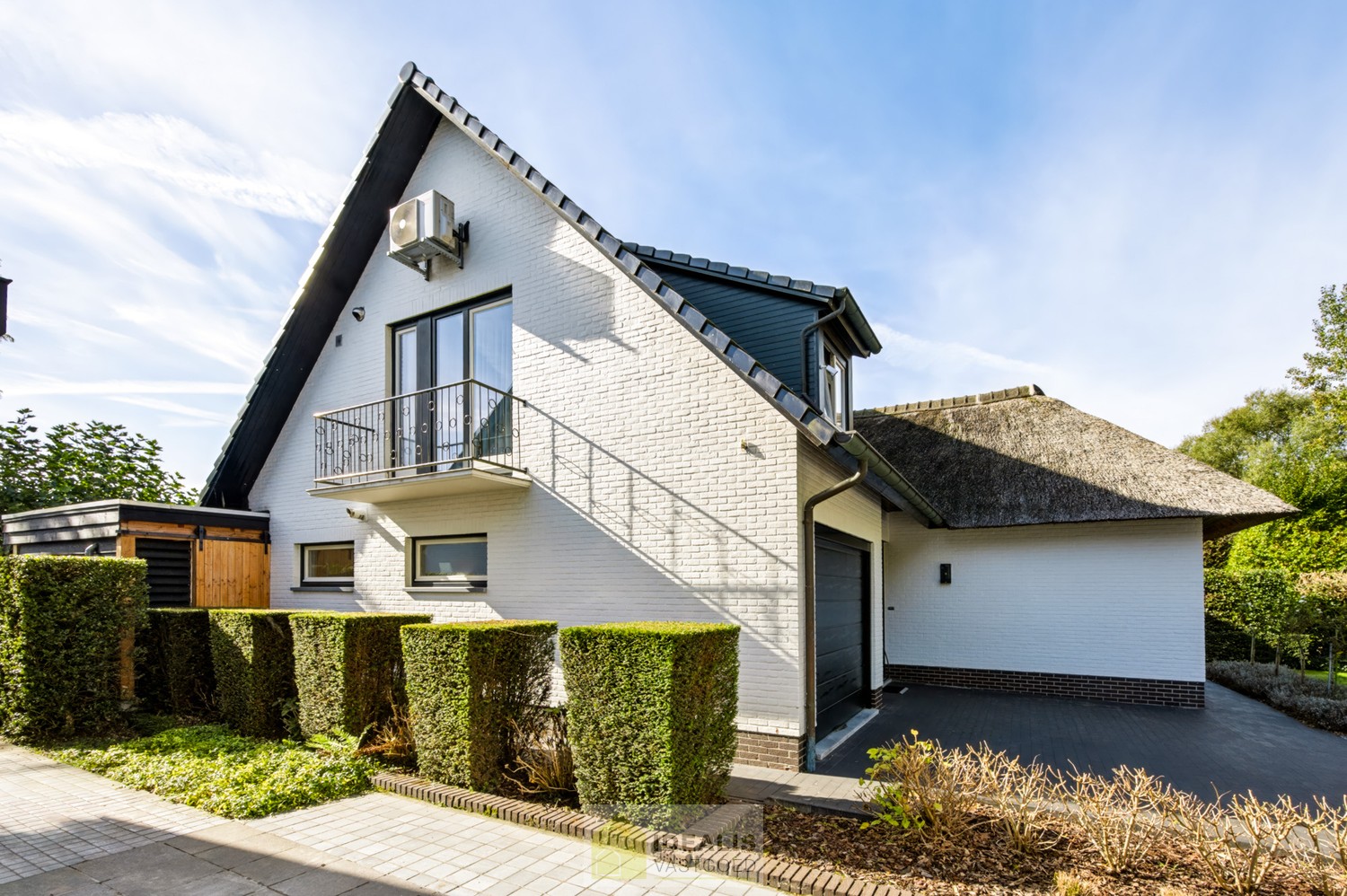 IDEALIS VASTGOED – EEN HUIS OM VERLIEFD OP TE WORDEN! DEZE PRACHTIGE INSTAPKLARE (LEVENSBESTENDIGE) VILLA MET EEN HEERLIJKE LICHTRIJKE LEEFRUIMTE VOORZIEN VAN EEN OPEN KEUKEN, 5 SLAAPKAMERS, 2 BADKAMERS, EEN PERFECT AANGELEGDE TUIN IN ALLE PRIVACY, UITGER - foto 5