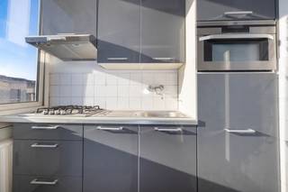 SINT-GILLIS, wijk Stefanieplein – Gelegen in het hart van een gegeerde buurt, zal deze studio van ± 31 m² op de 4ᵉ verdieping van een goed...