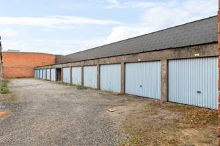 De garagebox is gelegen op een goed bereikbare locatie.Er is een poort langs de straatzijde die toegang geeft naar de achtergelegen garageboxen. De...