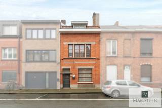 <p>This house with great potential is located in a very quiet neighborhood in Assebroek, just outside the city ring and within walking distance of the Bruges city center. Featuring a sunny city garden, the property could use an update, which will only further enhance its value.</p>
<p>The interior consists of an entrance hall leading to a living room with a dining area, a kitchen with storage followed by a utility room, a separate toilet, and a bathroom equipped with a double washbasin, bathtub, and toilet. Outside, you can enjoy a pleasant and sunny city garden with a garden shed. The upper floors house four surprisingly spacious bedrooms.</p>
<p>With a few targeted improvements, this house can become a beautiful home in a sought-after yet affordable location. The property has an EPC rating of F, meaning a renovation obligation applies.</p>
<p>Please feel free to contact us with any questions or to schedule your personal appointment seven days a week at 0478 93 72 00 or via maxime@maelsteen.be</p>