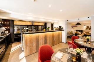 <strong>Morgen je eigen horecazaak openen? Hier kan het.</strong><br /><br />Instapklaar. Volledig uitgerust. Klaar voor een nieuwe ondernemer.<br /><br />Droom je ervan om een eigen restaurant, brasserie of horecazaak uit te baten zonder maandenlange verbouwingen? Dan is dit een uitzonderlijke opportuniteit.<br /><br />Deze stijlvolle horeca-eigendom combineert een warme restaurantzaal, een indrukwekkende lichtrijke veranda en een ruim zonneterras tot een zaak waar gasten zich meteen welkom voelen én graag terugkomen.<br /><br />Ook achter de schermen is werkelijk alles aanwezig om onmiddellijk professioneel van start te gaan. De volledig uitgeruste horecakeuken, de verzorgde bar en de doordachte indeling maken deze eigendom ideaal voor zowel een ervaren uitbater als een ambitieuze starter.<br /><br />De private woonst maakt het mogelijk om wonen en werken op één locatie te combineren. Bovendien zorgen de <strong>40 zonnepanelen</strong> voor een energiezuinige uitbating en een aanzienlijke besparing op de energiekosten.<br /><br /><strong>Hier koop je geen gebouw.<br /><br />Hier start je jouw volgende ondernemersverhaal.</strong><br /><br />Interesse?<br /><strong>Contacteer Alexander Pieters van OC Vastgoed via 0476 62 30 37 of alexander@ocvastgoed.be voor meer informatie of een bezoek.</strong><br /><br />CV: Aardgas<br />EPC: A-label - Oppervlakte perceel: 563 m<sup>2</sup> – Bruto vloeroppervlakte: 396 m<sup>2</sup> volgens het EPC-attest<br />Stedenbouwkundige inlichtingen: woongebied, bouwvergunning, geen verkavelingsvergunning, geen voorkooprecht, geen rechterlijke herstelmaatregel of bestuurlijke maatregel opgelegd.<br />Geen overstromingsgevoelig gebied: P-score: A, G-score: A.<br />Geen renovatieverplichting.