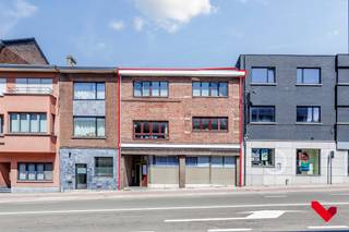 <p>Dit opbrengstgebouw op de Diestsesteenweg 25 in Kessel-Lo omvat drie appartementen en een studio, samen goed voor 380 m² bewoonbare oppervlakte, zonder de gemeenschappelijke gangen. Deze units zijn momenteel verhuurd wat een solide basis vormt voor investeren met directe return.</p>
<p>Een grondige renovatie is aangewezen, maar precies daarin schuilt het potentieel. Door het pand energetisch en esthetisch te upgraden, kan de waarde aanzienlijk stijgen en wordt de verhuurbaarheid in een competitieve markt sterk verhoogd.</p>
<p>De ligging garandeert blijvende interesse: op wandelafstand van Leuven-centrum, nabij winkels, scholen en openbaar vervoer. De Diestsesteenweg is een gegeerde as voor huurders dankzij de uitstekende verbindingen richting station, centrum en snelwegen.</p>
<p>Voor de investeerder die visie en daadkracht combineert, biedt dit gebouw een unieke kans. De combinatie van huidige huuropbrengsten, strategische ligging en herontwikkelingsmogelijkheden maakt dit pand tot een winstgevend project met toekomstperspectief.<br /><br />Voor meer info, contacteer bvm-vastgoed via 016232145.</p>