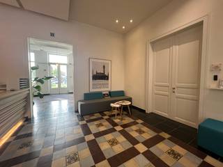 Strategisch gelegen kantoorruimte van 130 m² te huur langs én met fantastische visibiliteit van de bedrijvige Kortrijksesteenweg...
