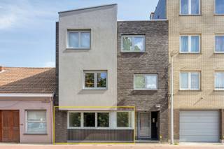 Indeling: gelijkvloerse verdieping: inkomhal/nachthal, toilet, ruime lichtrijke leefruimte met totaal ingerichte open keuken, badkamer met dubbele lavabo en inloopdouche en 2 slaapkamers. De maandelijkse lasten bedragen 35€. Deze omvatten het verbruik van water en elektriciteit in de gemeenschap en het onderhoud van de gemene delen. Er is een autostaanplaats beschikbaar achteraan het gebouw voor een meerprijs van 50€ per maand. Het appartement is gelegen nabij winkels/warenhuizen, scholen, openbaar vervoer, verbindingswegen en station Asse. Onmiddellijk vrij! Indien u graag een bezoek wenst, aarzel niet ons te contacteren op affligem@immoaccenta.be