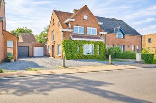 Welkom in deze charmante halfopen bebouwing, op een steenworp van het centrum van Torhout. Scholen, winkels, openbaar vervoer en tal van andere voorzieningen liggen vlakbij, terwijl u hier toch in alle rust kan wonen.<br /><br />De inkomhal leidt u naar de ruime, lichtrijke leefruimte met grote raampartijen. De praktische keuken sluit mooi aan bij de eetplaats, die verder doorloopt in een zonovergoten veranda. Op de gelijkvloerse verdieping vindt u bovendien een apart gastentoilet. Boven beschikt de woning over drie volwaardige slaapkamers en een ruime badkamer die perfect kan ingericht worden naar uw wensen. Extra bergruimte is voorzien in de kelder, de ruime garage en de aangebouwde koterij.<br /><br />De buitenomgeving is netjes aangelegd en biedt een zongericht terras, een onderhoudsvriendelijke vijver en een diepe tuin. Dé ideale plek voor een gezellige barbecue of waar kinderen onbezorgd kunnen spelen.<br /><br />De vermelde prijs is een richtprijs. Elk bod, zowel hoger als lager dan deze prijs, wordt voorgelegd aan de eigenaar, die zich het recht voorbehoudt om dit te aanvaarden of te weigeren.<br /><br />Neem voorsprong met een vrijblijvende en gratis schatting van uw eigendom via:<br />http://www.residentievastgoed.be/gratisonlineschatten