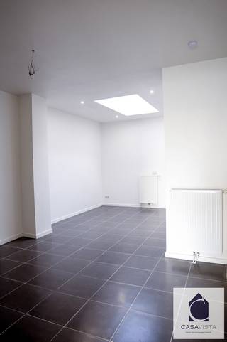 STIJLVOLLE HERENWONING MET 4 BOUWLAGEN EN KELDER. PRACHTLIGGING AAN HET SAS VAN GERAARDSBERGEN. In de rustige Molenstraat, die een zijstraat is van het handelscentrum, vind je deze totaal vernieuwde ééngezinswoning die vroeger verhuurd werd (conformiteitsattest aanwezig) maar nu leeg staat. Een topwoning die volledig voldoet aan de duidige normen van veiligheid en kwaliteit maar beschikt over nog heel wat authentieke elementen. De overvloedige natuurlijke lichtinval laat de woning stralen op elke verdieping. Indeling : gelijkvloers met ruiime voorplaats geschikt voor bureau, fietsenberging,.. daarna een zeer volumineuze leefruimte nog eens gevolgd door een achterbouw met daarin een keuken, badkamer, wasplaats. Let vooral op de ingemaakte kasten die het geheel extra praktisch maakt. Eerste verdieping met twee slaapkamers , tweede verdieping met slaapkamer en TWEEDE badkamer, derde verdieping met een ruime zolderkamer. Het energieniveau is zeer respectabel C maar kan automatisch een B worden van zodra de woning links terug wordt opgebouwd (in aanleg). Er is een proefcertificaat aanwezig. De dakbedekking is nog asbest. Binnenkant werd deskundig vernieuwd en geïsoleerd. Prijs onderhandelbaar !