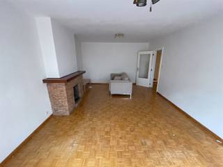 Instapklaar appartement met 2 slaapkamers – Mathias Geschweinstraat, Gent**Dit heerlijke appartement is gelegen op een uitstekende locatie in Gent, vlak bij winkels, openbaar vervoer en de belangrijkste invalswegen. Ideaal voor wie rust en bereikbaarheid combineert.Het appartement beschikt over twee ruime slaapkamers, elk voorzien van plaats voor een bed. Indien gewenst is er in beide kamers ook nog ruimte voor een bureel — ideaal voor wie thuis werkt of nood heeft aan een extra werkplek.De keuken is ruim en volledig ingericht, met voldoende bergruimte en werkoppervlak om er comfortabel te koken.De badkamer is voorzien van een douche in het bad, en er is een apart toilet aanwezig — praktisch voor gezinnen of gedeelde bewoning.Fietsen kunnen veilig gestald worden op de binnenkoer.- Gemeenschappelijke kosten: € 100/maand- Provisie warm water en CV: € 150/maand Interesse of een bezoek plannen? Neem gerust contact op voor meer informatie of om een bezichtiging in te plannen.