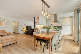 Deze mooi gerenoveerde halfopen bebouwing in de Gustaaf Van Heckelaan biedt een combinatie van ruimte, licht en modern wooncomfort op een rustige, maar vlot bereikbare locatie nabij Gent.Binnenin geniet je van een lichtrijke open leefruimte met grote raampartijen en vloerverwarming, een ruime moderne keuken, 3 volwaardige slaapkamers, een extra bureau/slaapkamer, 2 badkamers en 1 aparte toilet.De woning is instapklaar, praktisch ingedeeld en ideaal voor gezinnen.Daarnaast beschikt de woning over een aangebouwde garage van maar liefst 40 m², perfect als opslag, hobbyruimte of atelier. Achteraan ontdek je de absolute troef van deze woning: een prachtige, groene en perfect onderhouden tuin met een unieke serre. Een heerlijke plek om te ontspannen, te tuinieren of te genieten van rust.Instelprijs - bezoekdag zaterdag 20 juni - plan je bezoek in op de via www.dewaele.comDe algemene voorwaarden van Dewaele DIY kunt u steeds raadplegen via dewaele.com.Bestuursmaatregelen in het maatregelenregister: in aanvraag