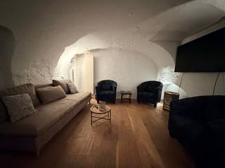 <strong>--- NIEUW --- Ideale cohousing woning: high-end gerenoveerde 2-slaapkamerwoning met elk een eigen douche in centrum Gent!</strong><br /><br /><strong>👉 BEZOEKMOMENT MAANDAG 10/08! U kan de online kalender voor het bezoekmoment en de vastgoedvideo terugvinden via onze eigen website www.vastgoedspruyt.be.</strong><br /><br />Op zoek naar een ideale cohousing woning (93m²) in Gent, volledig instapklaar en met maximale privacy voor elke bewoner? Deze volledig gerenoveerde woning combineert hedendaags comfort met een slimme indeling, perfect voor samenhuizers.<br /><br /><strong>Troeven:</strong><br />- Ideaal voor cohousing (jonge professionels / expats).<br />- Bemeubeld en ingericht.<br />- Volledig gerenoveerd, instapklaar.<br />- Twee volwaardige slaapkamers, elk met eigen douche en lavabo.<br />- Kwalitatieve, volledig ingerichte keuken.<br />- Terras.<br />- Maatkasten.<br />- Aanwezigheid wasmachine.<br />- High-end afwerking.<br /><br /><strong>Locatie &amp; omgeving:</strong><br />- Gelegen in het hart van de stad.<br />- Vlakbij winkels, horeca en alle voorzieningen.<br />- Uitstekende verbindingen met openbaar vervoer.<br />- Ideaal voor wie centraal wil wonen.<br /><br /><strong>Direct beschikbaar.<br />EPC: 216 kWh/m² (C-label).<br />Huurprijs: 1.500€/mnd.<br />Domicilie verplicht.</strong><br /><br />---<br /><br /><strong>--- NEW --- Ideal High-End Co-Living Home: Fully Renovated 2-Bedroom House with Private En-Suite Showers in the Heart of Ghent.<br /><br />👉 VIEWING DAY MONDAY 10/08! You can find the online booking calendar for the viewing and the property video on our website: www.vastgoedspruyt.be.</strong><br /><br />Looking for the perfect co-living home (70 m²) in Ghent, offering modern comfort, complete privacy, and a move-in-ready finish? This recently and fully renovated property has been thoughtfully designed for young professionals, expats, or anyone looking to share a home without compromising on personal space.<br /><br /><strong>Highlights:</strong><br />- Ideal for co-living (young professionals &amp; expats)<br />- Fully furnished and tastefully equipped<br />- Recently and completely renovated<br />- Two spacious bedrooms, each with its own private shower and washbasin<br />- High-quality, fully equipped kitchen<br />- Private terrace<br />- Built-in wardrobes<br />- Washing machine included<br />- Premium, high-end finishes throughout<br /><br /><strong>Location &amp; Surroundings:</strong><br />- Situated in the heart of Ghent<br />- Within walking distance of shops, restaurants, cafés, and all daily amenities<br />- Excellent public transport connections<br />- Perfect for anyone who wants to enjoy vibrant city living<br /><br /><strong>Directly available.</strong><br /><strong>EPC: 216 kWh/m² (C-label)<br />Rent: € 1.500/month.<br />Official domicile registration required.</strong>