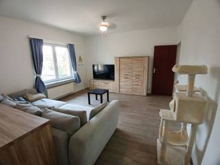 <p><span>Appartement op de 1ste verdieping met 2 slaapkamers, terras en garage.</span></p><p><span>Het appartement is rustig gelegen in de wijk Driehoek (Brasschaat).</span></p><p><span>Het heeft de volgende indeling: </span><br /><span>Inkomhal met vestiaire, een grote leefruimte met aansluitend de gesloten keuken.  De badkamer is voorzien van een ligbad en lavabo meubel. Verder zijn er nog 2 grote slaapkamers waarvan 1 met terras . Apart toilet. Geen lift. </span><br /><span>Vrij vanaf 01/12/2026. </span><br /> </p><p><span>Pluspunten: </span><br /><span>- Gunstige ligging</span><br /><span>- Individuele meters voor gas, elektriciteit en water</span><br /><span>- Terras en garagebox aanwezig</span><br /><span>- Lage gemeenschappelijke kosten </span></p>