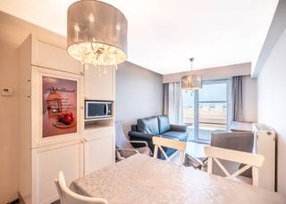 Charmant appartement de 2 chambres avec une spacieuse terrasse exposée sud, à vendre sur la Zeedijk de Koksijde-Bad. Ce bien est situé dans la petite résidence Gilberte et bénéficie d'un emplacement extrêmement central : à quelques pas du centre commercial, des transports en commun et, bien sûr, juste à côté de la plage. Un emplacement idéal pour une résidence secondaire.<br /><br />Le véritable atout de ce bien réside dans sa terrasse privative située à l'arrière du bâtiment. Sur cette terrasse EXPOSÉE AU SUD, vous pourrez profiter du soleil tout l'après-midi — un atout exceptionnel pour un appartement situé sur la digue.<br /><br />Le bien est divisé comme suit : hall d’entrée | pièce à vivre lumineuse avec cuisine ouverte et vue sur la mer | salle de bains avec baignoire, douche, lavabo et toilette | chambre à coucher à part entière avec lit double | deuxième chambre équipée de lits superposés et donnant accès à la terrasse exposée au sud | débarras supplémentaire.<br /><br />Vous recherchez une résidence secondaire compacte avec terrasse ensoleillée sur la digue de Koksijde-Bad ? N’hésitez pas à nous contacter pour une visite !