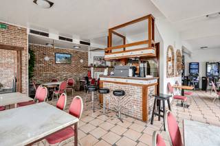 Op een absolute AA locatie vinden we dit commerciële pand, geschikt voor verschillende doeleinden en exploitatie opties. Het betreft momenteel een instapklare goed draaiende café met op het gelijkvloers ‘café galaxy', achterliggend een keuken,opbergruimte & terras. De zaak is voorzien van sanitair voor klanten.<br /><br />Via een trap achteraan cafe kan u boven naar de priveruimtes op de verdieping: leefruimte, 3 slaapkamers, badkamer en keuken. Als laatste boven een koer en nog een buitenberging.<br /><br />TROEVEN:<br /><br />- bijzonder pand in correcte staat<br />- parkeergelegenheid vlakbij voor klanten<br />- wonen op 1e verdieping mogelijk<br />- overname meubels en toestellen mogelijk<br /><br />Voor meer inlichtingen of een bezoek, contacteer Ilhan: 0489/27.20.72