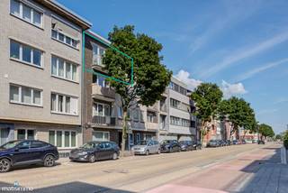 GERENOVEERD APPARTEMENT MET TWEE SLAAPKAMERS, TWEE BALKONS EN ONDERGRONDSE AUTOSTAANPLAATS NABIJ HET CENTRUM VAN HASSELT<br /><br />Dit gerenoveerde appartement bevindt zich nabij het centrum van Hasselt. Op slechts 15 minuten wandelen bereikt u het bruisende centrum van Hasselt. Dankzij de uitstekende ligging bevinden winkels, restaurants, scholen, het openbaar vervoer en het station zich op wandelafstand. Ook het Kapermolenpark en de Japanse Tuin liggen in de nabije omgeving.<br /><br />Bovendien bevindt het Dusartplein zich op slechts 10 minuten wandelen, waardoor u optimaal kunt genieten van de talrijke evenementen die deze locatie te bieden heeft. Dankzij de centrale ligging bereikt u eveneens vlot de omliggende steden en bevinden de op- en afritten van de snelweg zich op slechts 5 minuten rijden. De Grote Ring van Hasselt bereikt u bovendien al na 1 minuut rijden.<br /><br />Het appartement is gelegen op de derde verdieping en is bereikbaar via zowel de lift als de trap.<br />Het appartement werd in 2010 volledig gerenoveerd en kreeg in 2025 een grondige opfrissing. Hierbij werden onder meer de schilderwerken, kitwerken, deuren, deurklinken, lampen, gordijnrails en de vaatwasser vernieuwd.<br /><br />De indeling is als volgt:<br />- <span>Inkomhal.<br />- </span><span>Apart toilet.<br />- </span><span>Berging. <br />- </span><span>Lichtrijke woonkamer met zit- en eetgedeelte, voorzien van een gashaard.<br />- </span><span>Keuken. De keuken is uitgerust met een inbouwkoelkast met vriescompartiment, een combi-oven, een inductiekookplaat met afzuigkap en een vaatwasser.<br />- </span><span>Twee slaapkamers, waarvan één voorzien is van een inbouwkast.<br />- </span><span>Ruime badkamer, uitgerust met een inloopdouche, ligbad en enkele lavabo.<br />- </span><span>Twee balkons. </span><br /><br />Het appartement is beschikbaar vanaf 01/10/2026.<br /><br />De gemeenschappelijke kosten bedragen € 80 per maand.<br /><br />Daarnaast beschikt het appartement over een ondergrondse autostaanplaats.<br />Tot slot is het appartement voorzien van verlichting, gordijnrails en vliegenramen.<br /><br />Wilt u dit gerenoveerde appartement graag bezichtigen? Contacteer ons dan vrijblijvend via info@matisimmo.be.